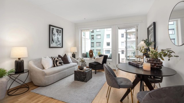 Stua har plass til sittegruppe og spiseplass