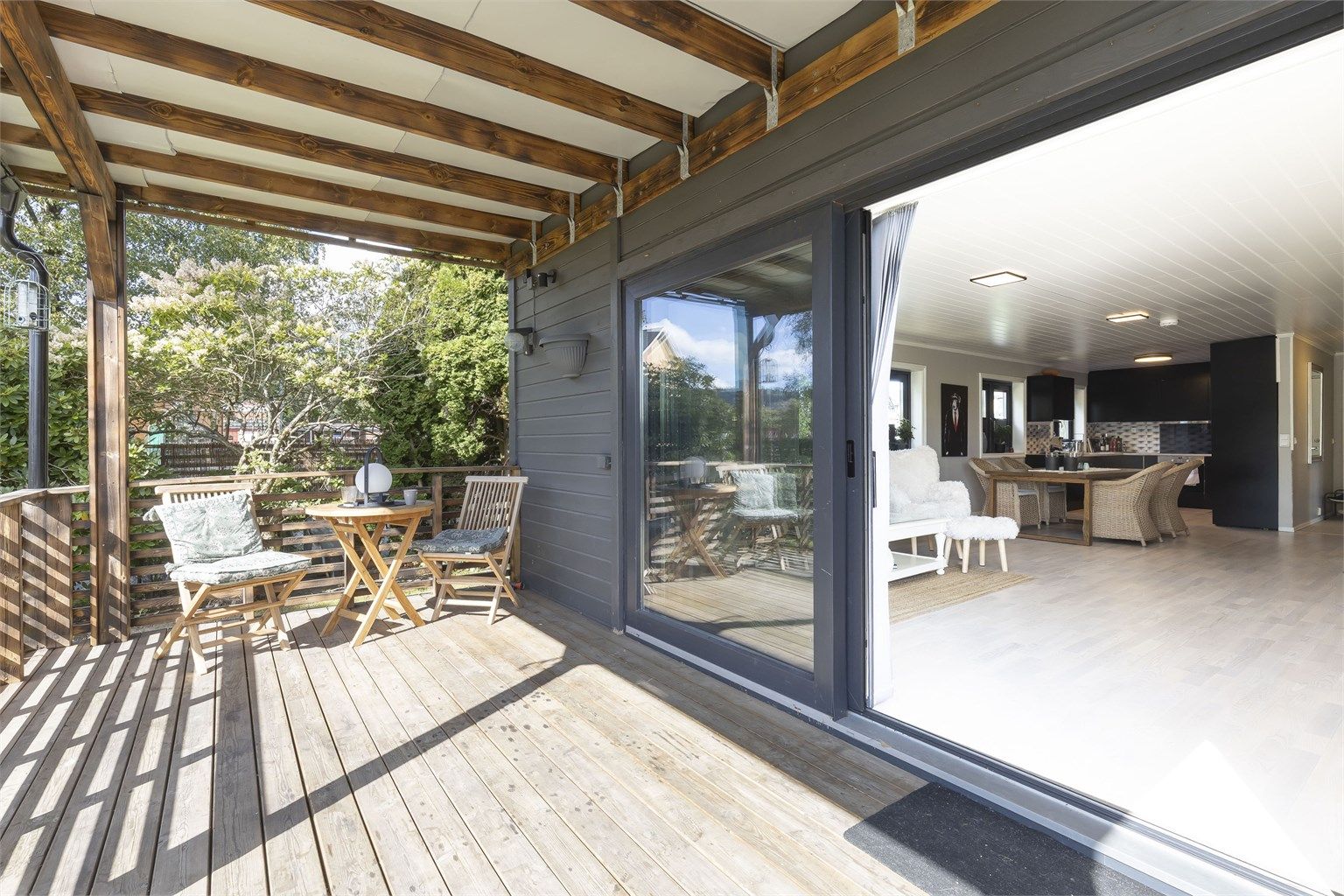 Boligen er på totalt 269 kvm (P-ROM) fordelt på to enheter i 1. og 2 etasje i tillegg til hybel del i kjeller. Leiligheten i 1. etasje har samtidig en terrasse på 22 kvm. (TBA)Foto: Danny Twang - 360 Panorama