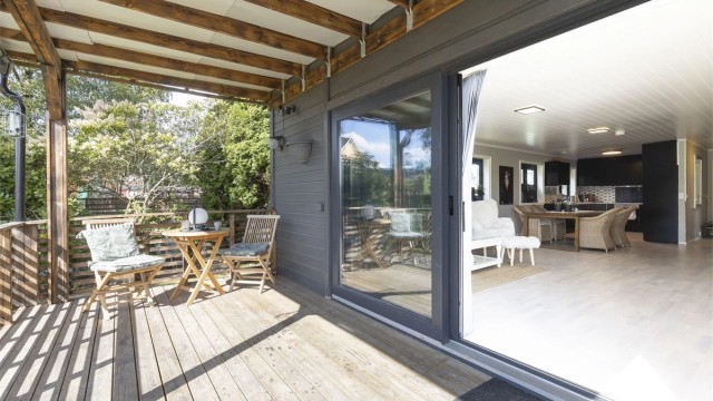 Boligen er på totalt 269 kvm (P-ROM) fordelt på to enheter i 1. og 2 etasje i tillegg til hybel del i kjeller. Leiligheten i 1. etasje har samtidig en terrasse på 22 kvm. (TBA)Foto: Danny Twang - 360 Panorama