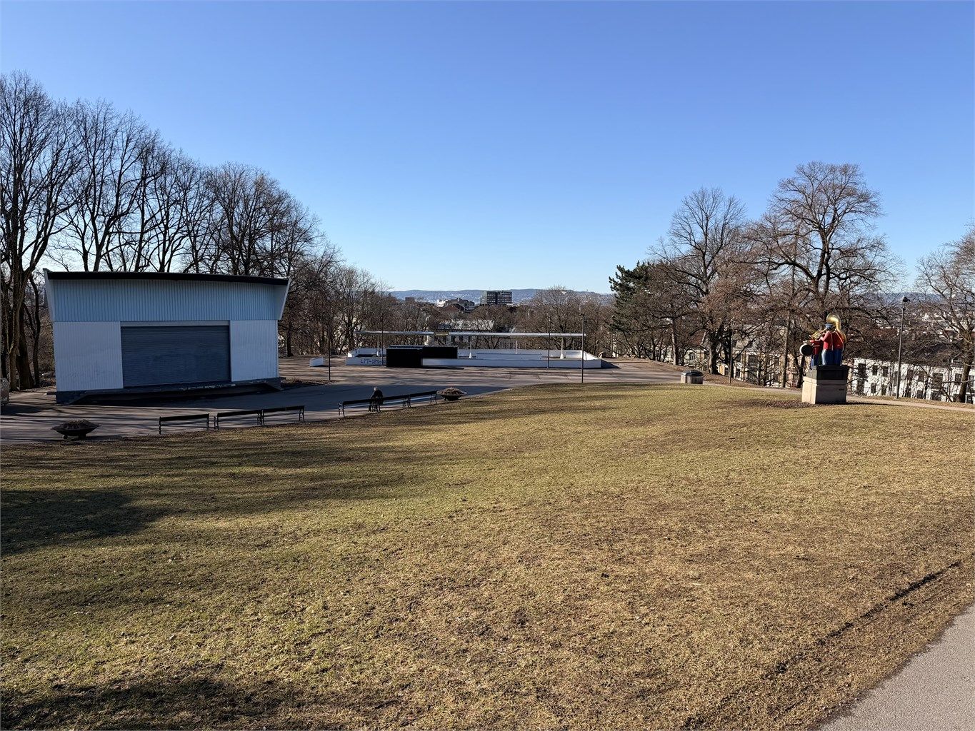 I parken er det en utendørsscene og en uteservering