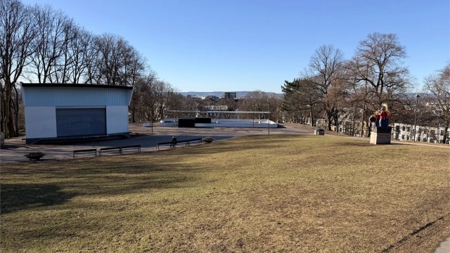 I parken er det en utendørsscene og en uteservering