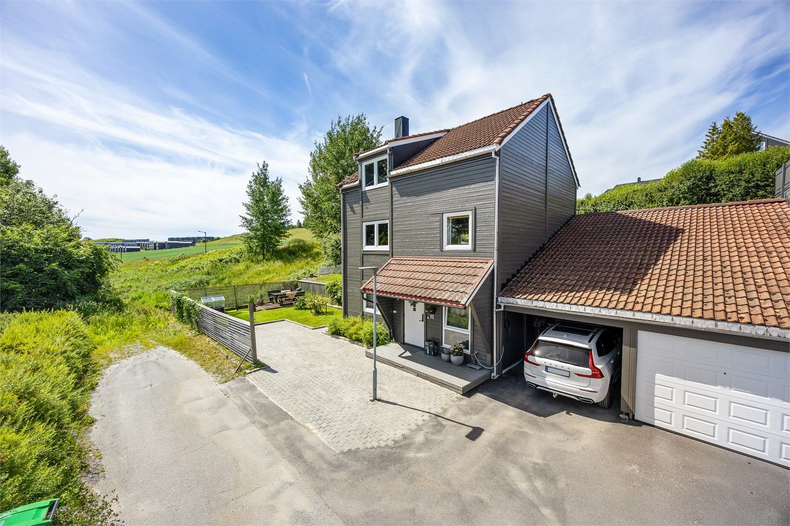 Dette er en flott enebolig i kjede med fantastiske uteområder