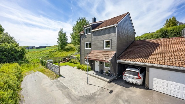 Dette er en flott enebolig i kjede med fantastiske uteområder