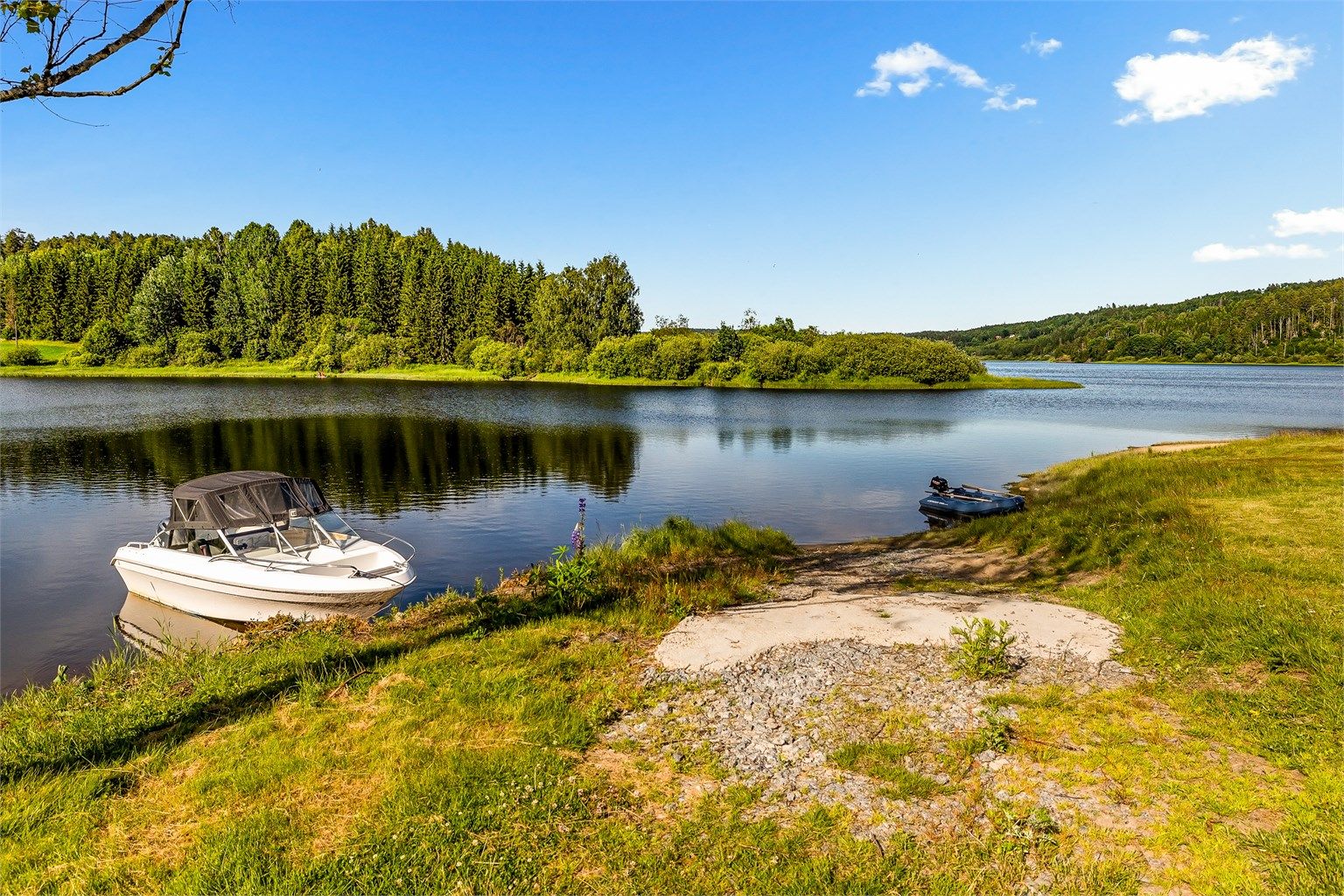Det medfølger også rett til båtfeste samt båt med påhengsmotor.
