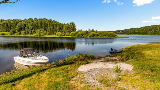 Det medfølger også rett til båtfeste samt båt med påhengsmotor.