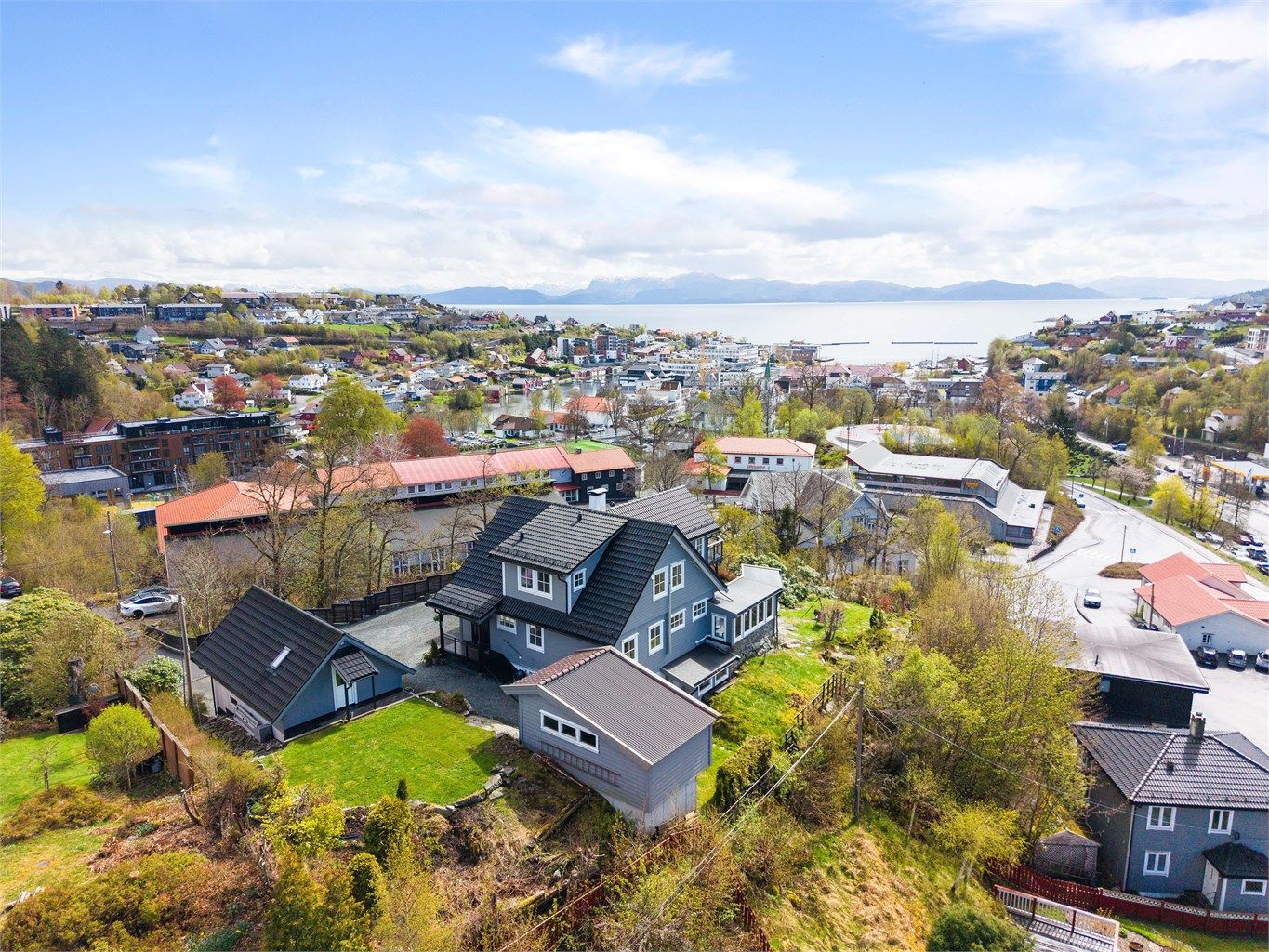 Os sentrum er et aktivt sentrum som byr på lokal handel, restauranter, flott havnepromenade og et mangfold av opplevelser ved Oseana Kunst- og Kultursenter.