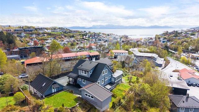 Os sentrum er et aktivt sentrum som byr på lokal handel, restauranter, flott havnepromenade og et mangfold av opplevelser ved Oseana Kunst- og Kultursenter.