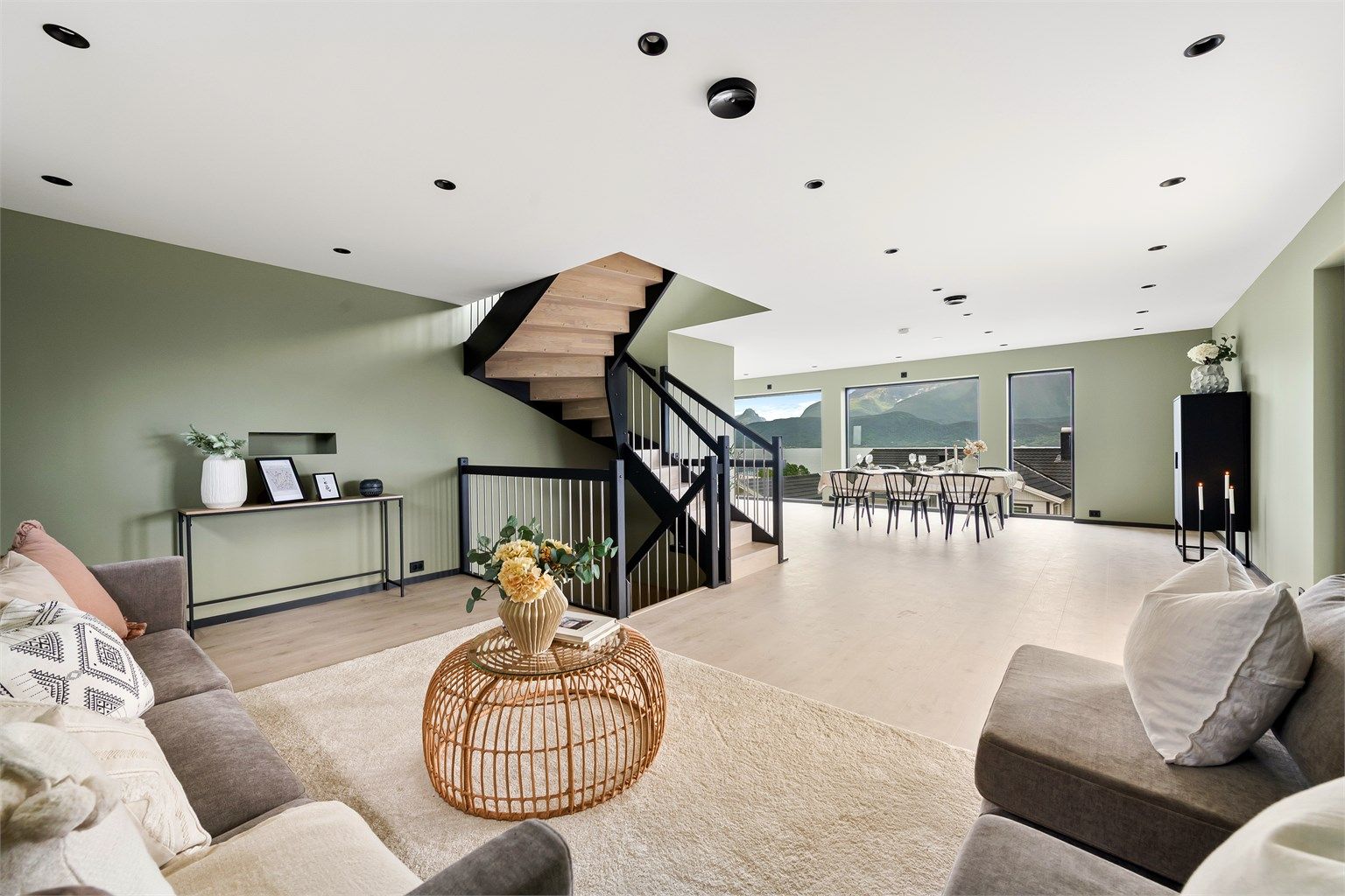 Stor åpen stue/spisestue og kjøkkenløsning 