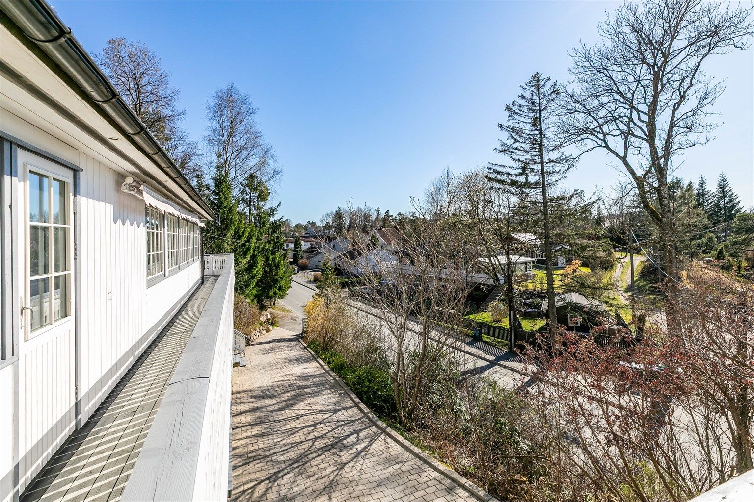 Uteareal langs alle solutsatte sider gjør det mulig å følge solens gang gjennom dagen.