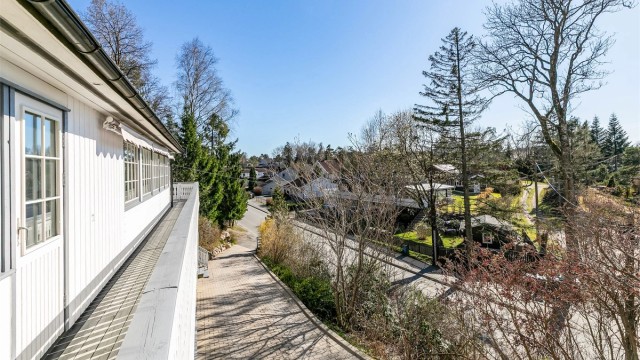 Uteareal langs alle solutsatte sider gjør det mulig å følge solens gang gjennom dagen.