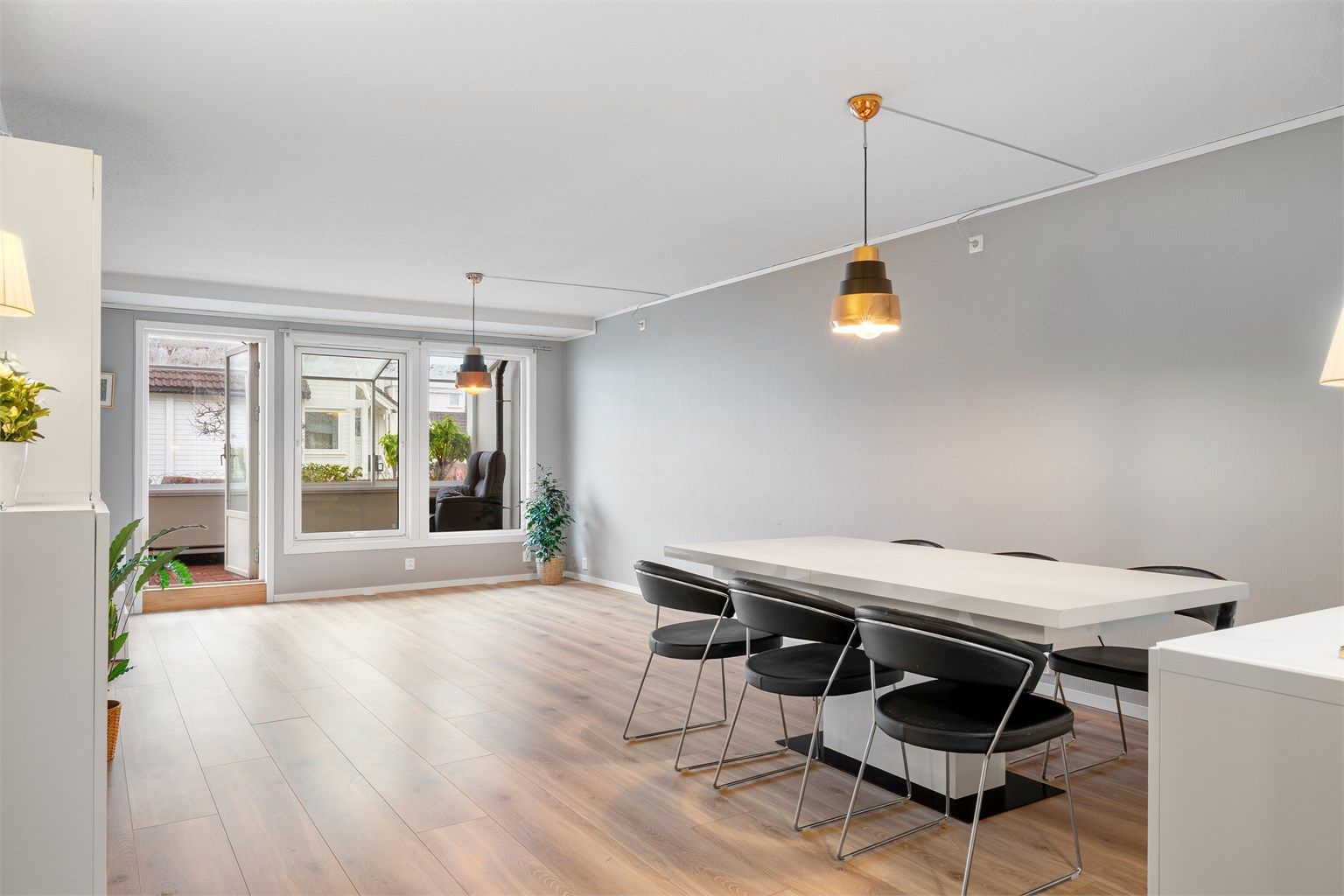 Amalie Barseth v/Krogsveen Eiendom ønsker velkommen til Terje Vigens vei 15! Foto: Kristine Tofte