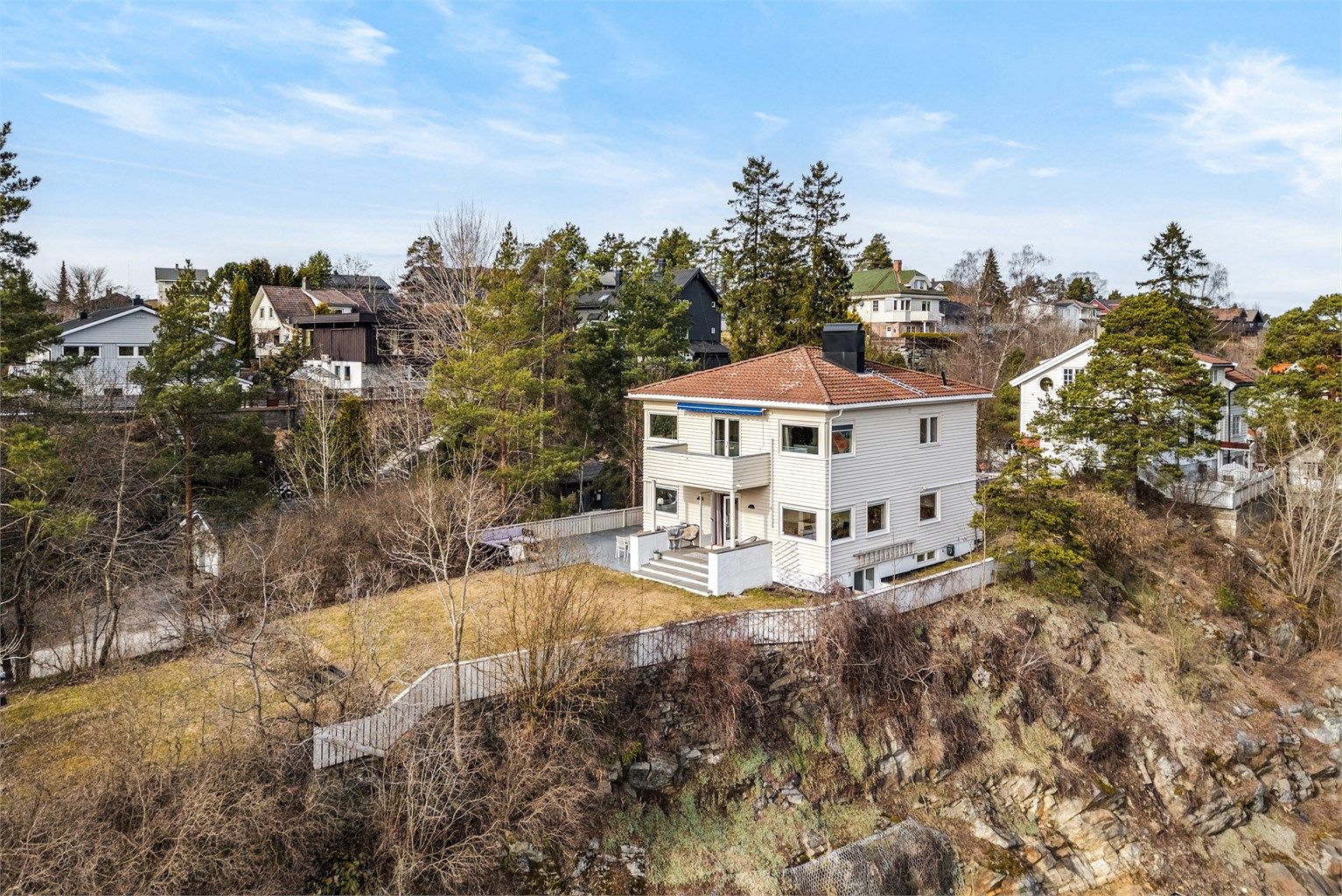 Velkommen til Ormerudveien 44 - En hel 2-mannsbolig beliggende høyt og fritt på en høyde