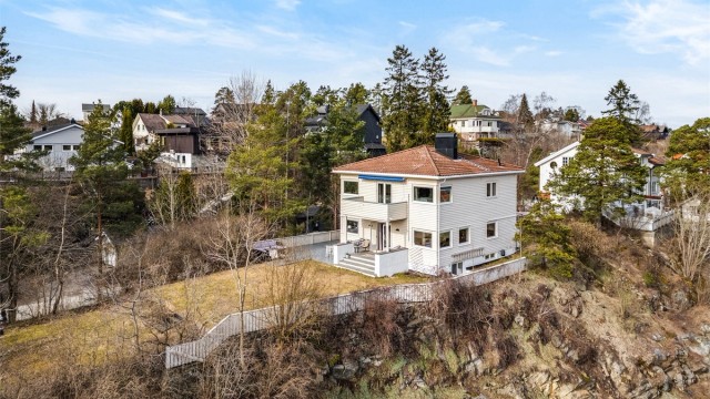 Velkommen til Ormerudveien 44 - En hel 2-mannsbolig beliggende høyt og fritt på en høyde