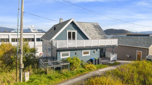 Eiendommen er beliggende like ved sjøen