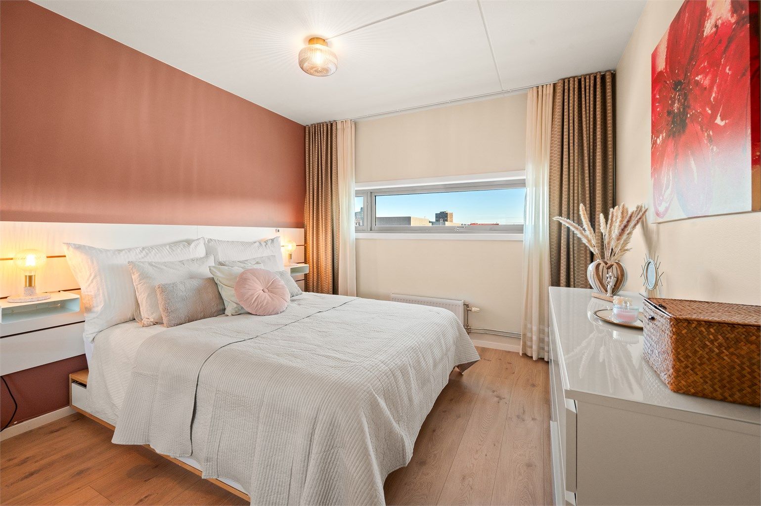 Hovedsoverommet er romslig og kan enkelt innredes med dobbeltseng og tilhørende nattbord. 