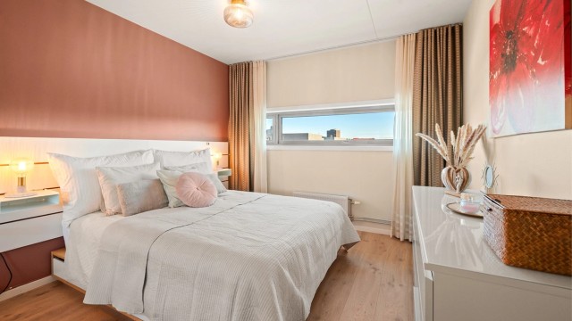 Hovedsoverommet er romslig og kan enkelt innredes med dobbeltseng og tilhørende nattbord.