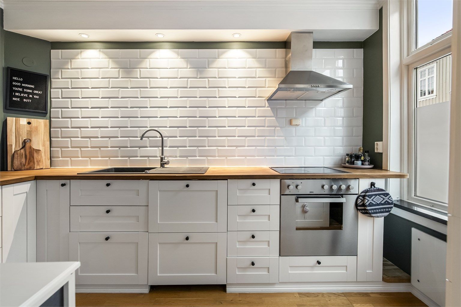 Kjøkkenet er utstyrt med integrerte hvitevarer