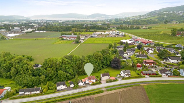 Enkel adkomst til E-18 og ca. 10-15 min kjøring til Drammen sentrum samt Asker sentrum.