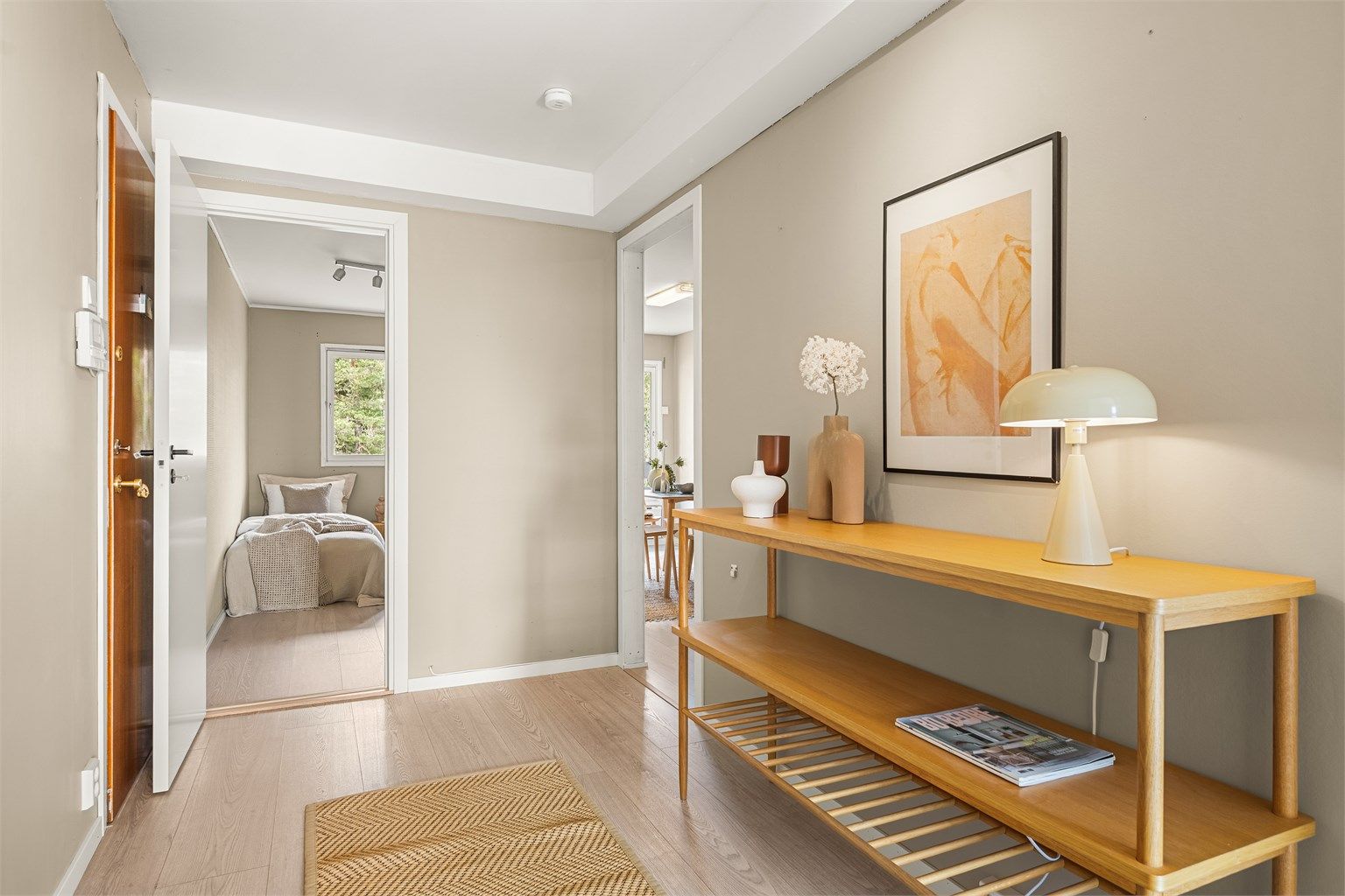 Fra entréen er det tilgang til alle rom i leiligheten.