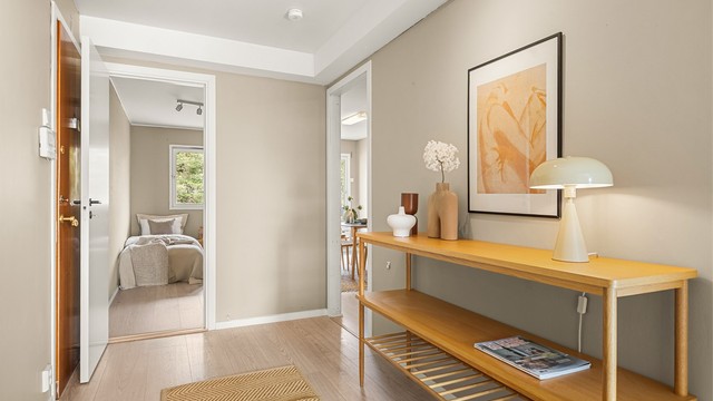 Fra entréen er det tilgang til alle rom i leiligheten.