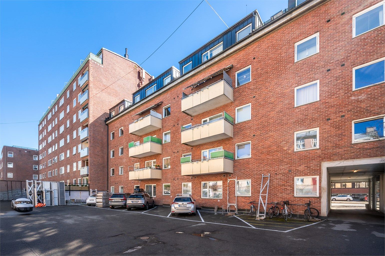 Sameiet er veldrevet uten fellesgjeld, og det er mulighet for å leie parkeringsplass etter venteliste.