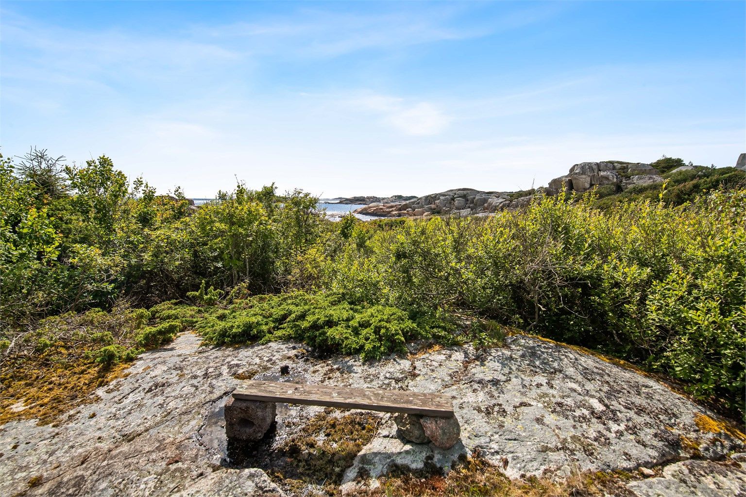 På eiendommen er det flere flotte plasser med utsikt.
