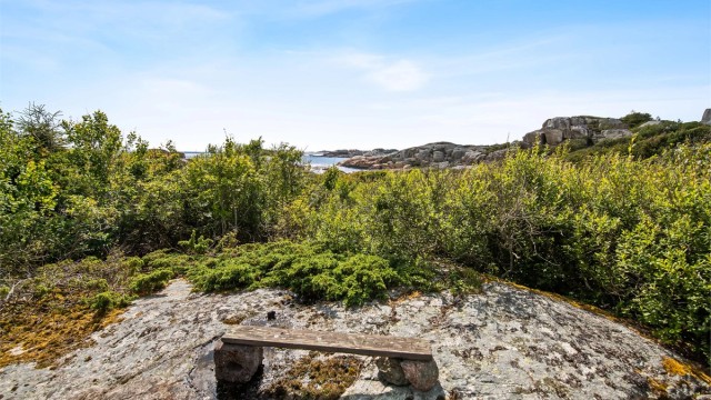 På eiendommen er det flere flotte plasser med utsikt.