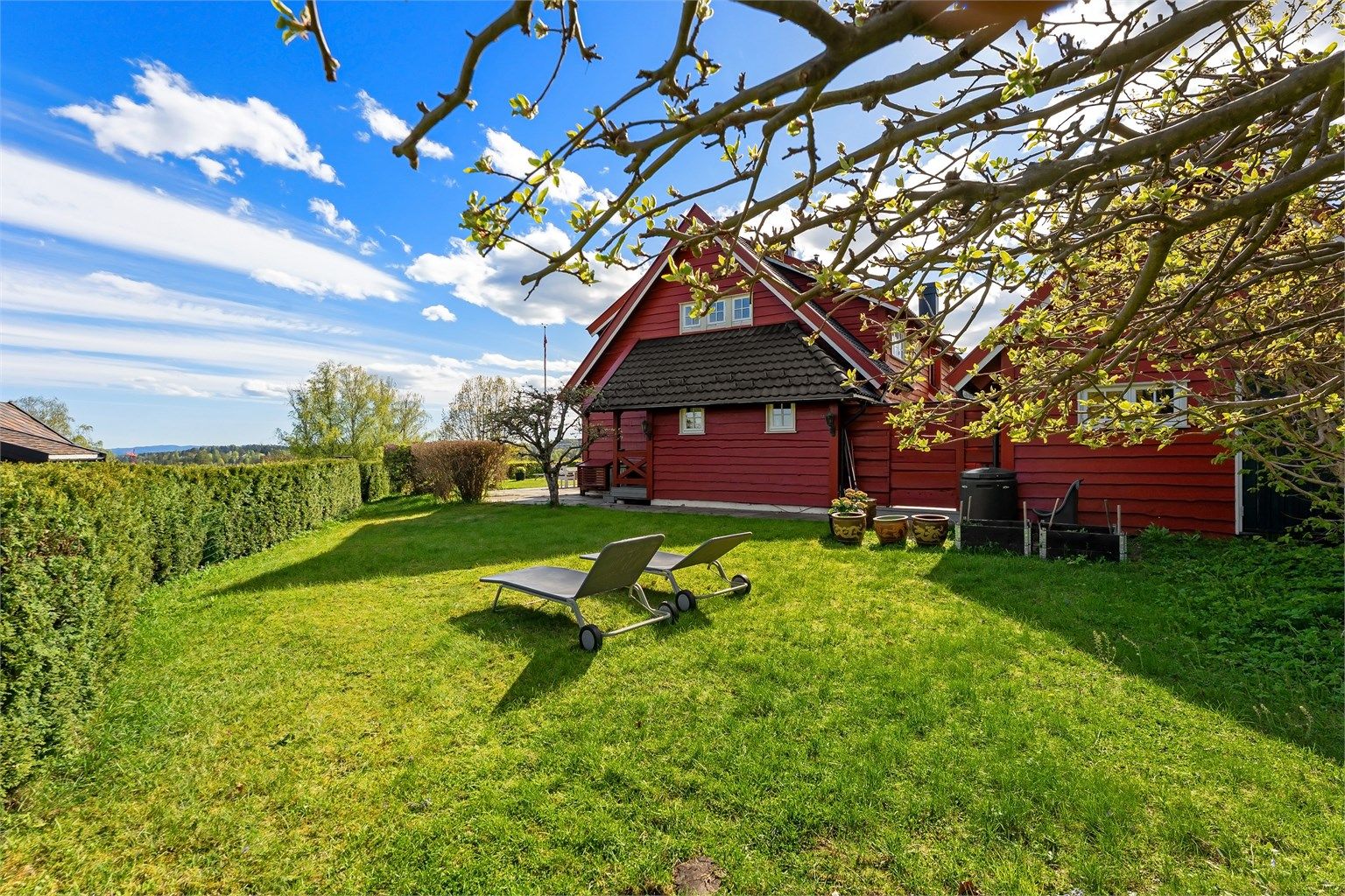 Eiendommen har fantastiske solforhold - perfekt for avslapping, lek og moro hele dagen
