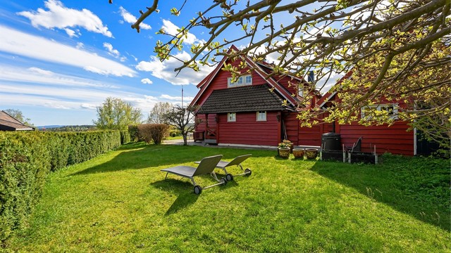 Eiendommen har fantastiske solforhold - perfekt for avslapping, lek og moro hele dagen