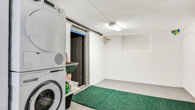 Praktisk vaskerom med opplegg for vaskemaskin og tørketrommel.