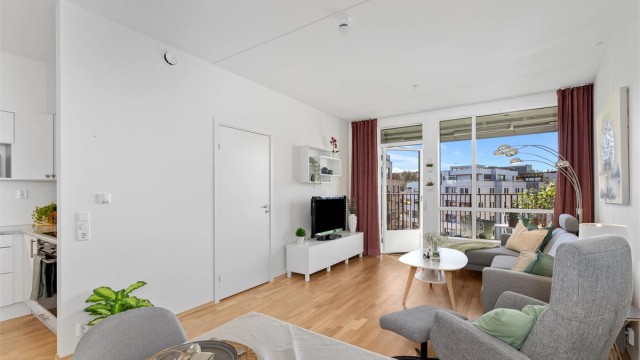 Den åpne løsningen mellom stue og kjøkken gir en fin flyt i leilighetens sosiale sone.