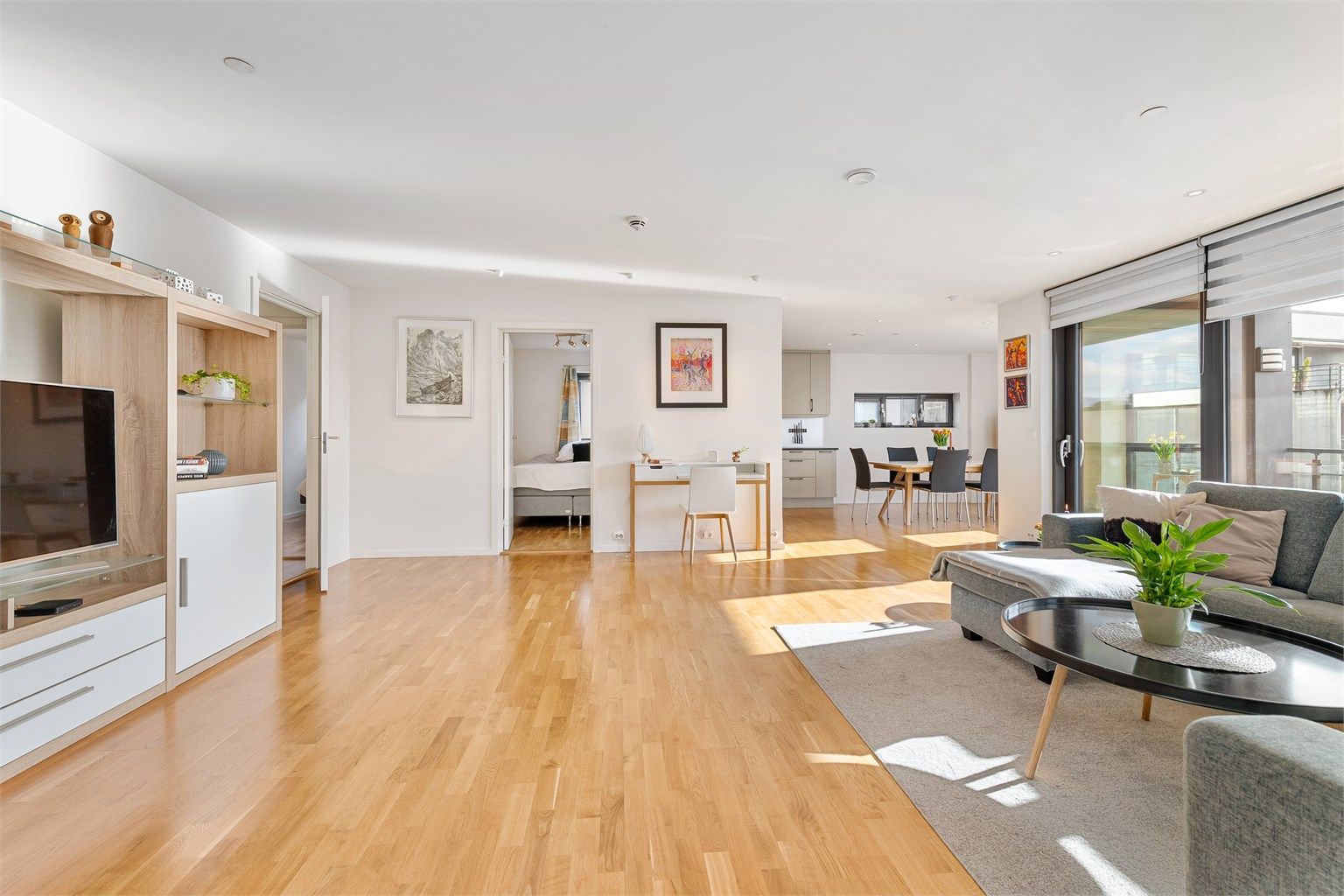 Fra stue mot kjøkken og spisestue 