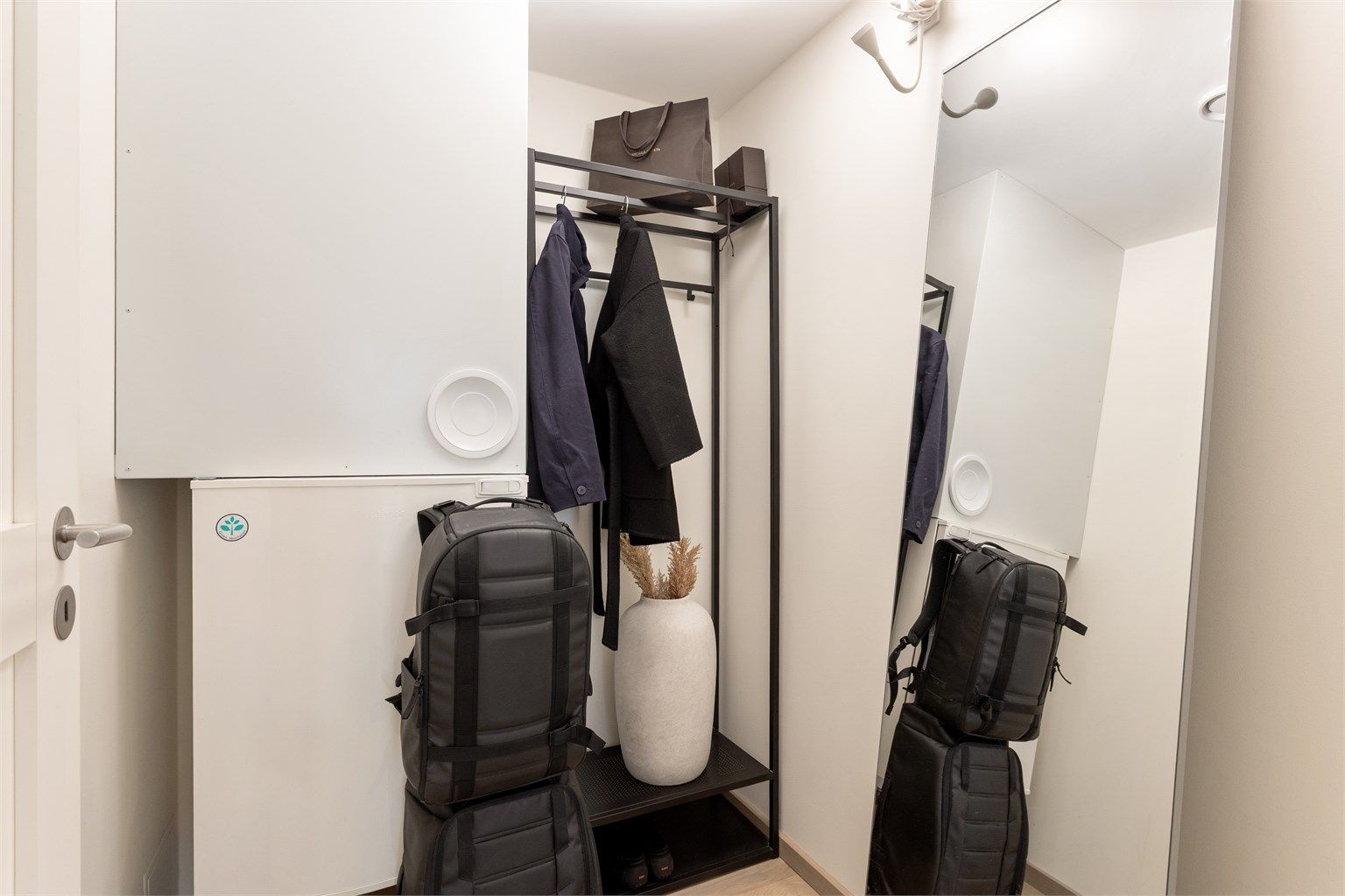 I tilknytning til entréen ligger en praktisk innvendig bod. Leiligheten disponerer også en kjellerbod på ca. 7 m².