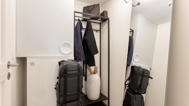 I tilknytning til entréen ligger en praktisk innvendig bod. Leiligheten disponerer også en kjellerbod på ca. 7 m².