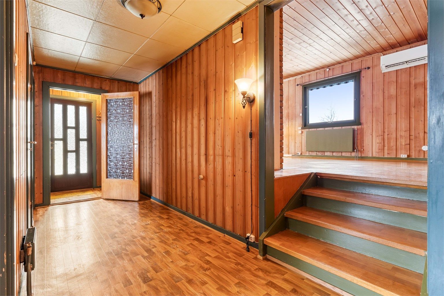 Inngangspartiet leder inn til en bolig med et betydelig potensial for modernisering, slik at du kan skape ditt drømmehjem.
