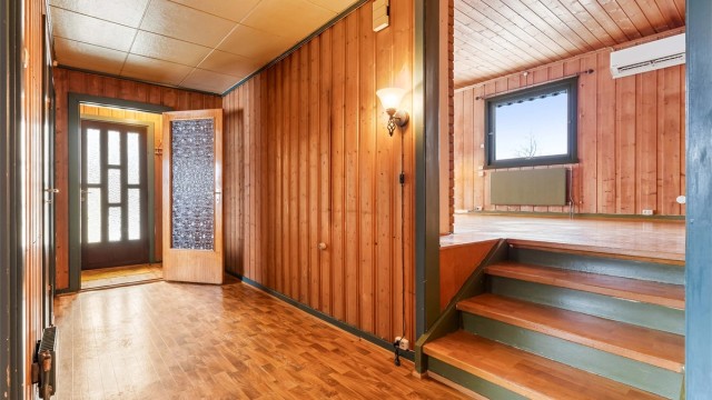 Inngangspartiet leder inn til en bolig med et betydelig potensial for modernisering, slik at du kan skape ditt drømmehjem.