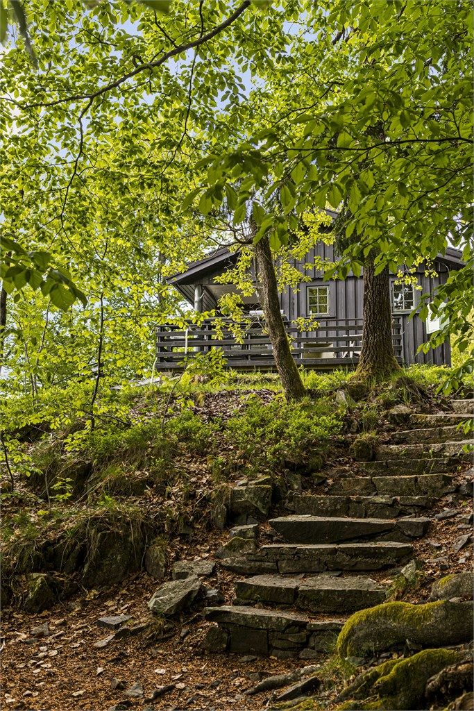 Velkommen til Grorudveien 16 og denne sjarmerende hytta i hjertet av Vestfold. Her får du et fredelig og idyllisk fristed i vakre og naturskjønne omgivelser. Parkeringen er kun få meter fra hytteveggen.