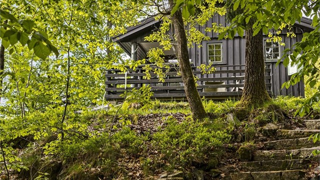 Velkommen til Grorudveien 16 og denne sjarmerende hytta i hjertet av Vestfold. Her får du et fredelig og idyllisk fristed i vakre og naturskjønne omgivelser. Parkeringen er kun få meter fra hytteveggen.