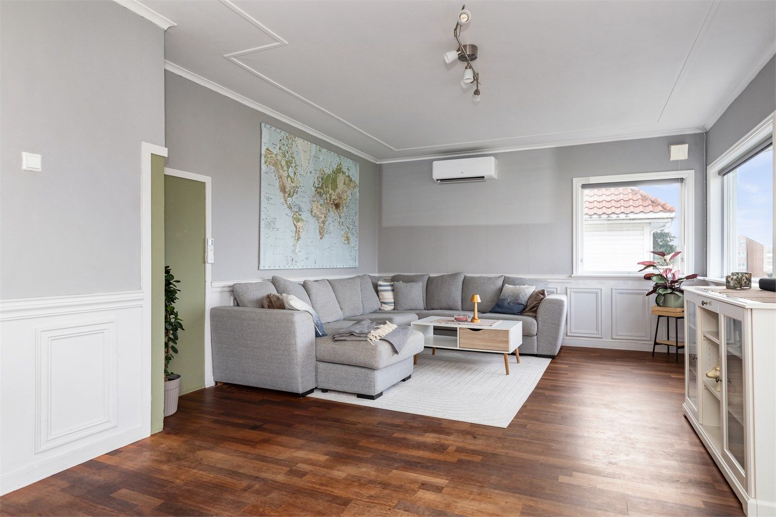 Stuen har god plass til en romslig hjørnesofa og tilhørende bord.