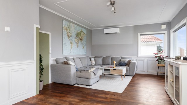 Stuen har god plass til en romslig hjørnesofa og tilhørende bord.
