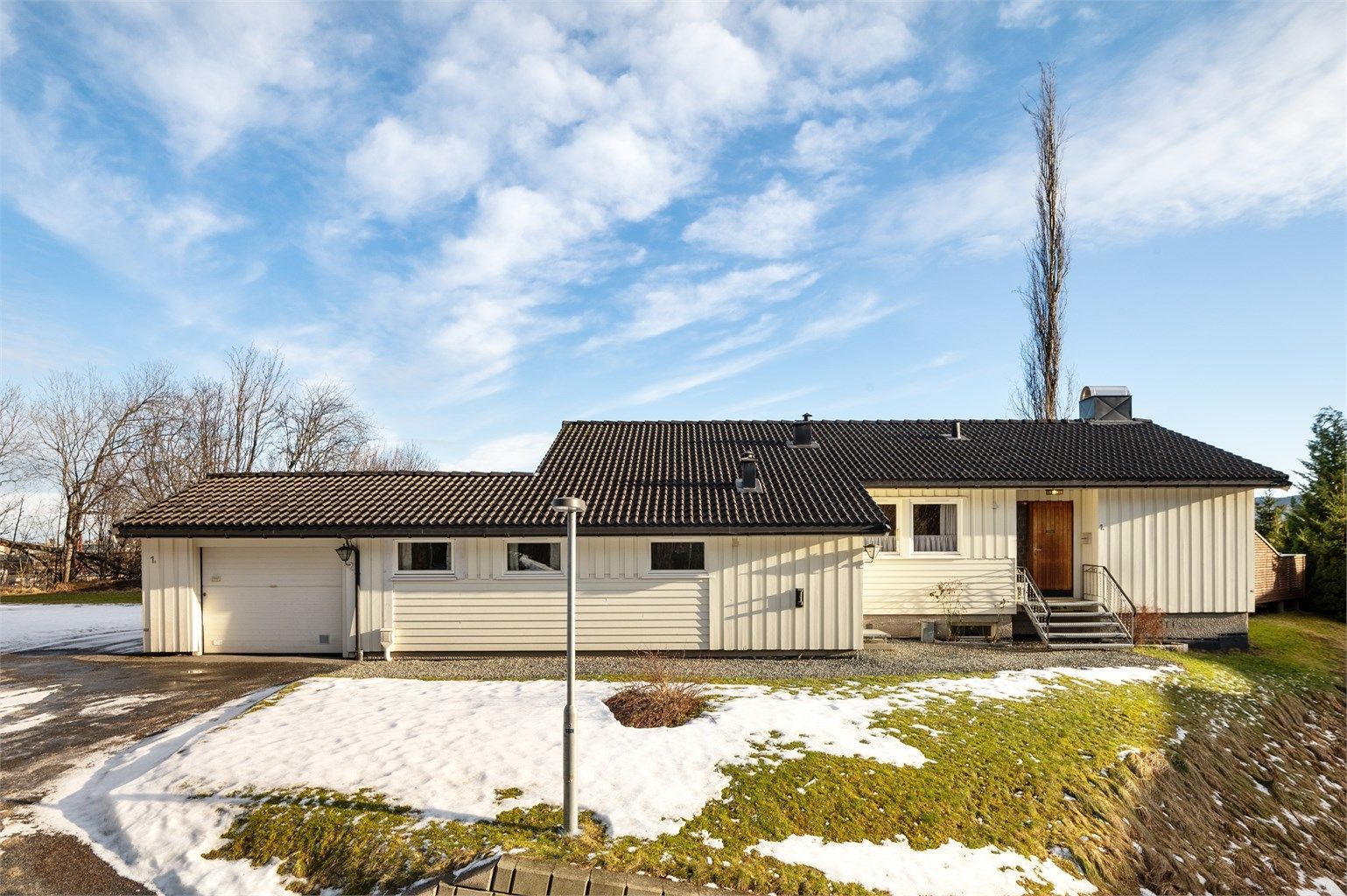 Enebolig på Stavne med hybel og innholdsrikt areal. 