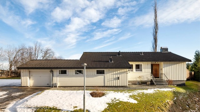 Enebolig på Stavne med hybel og innholdsrikt areal.