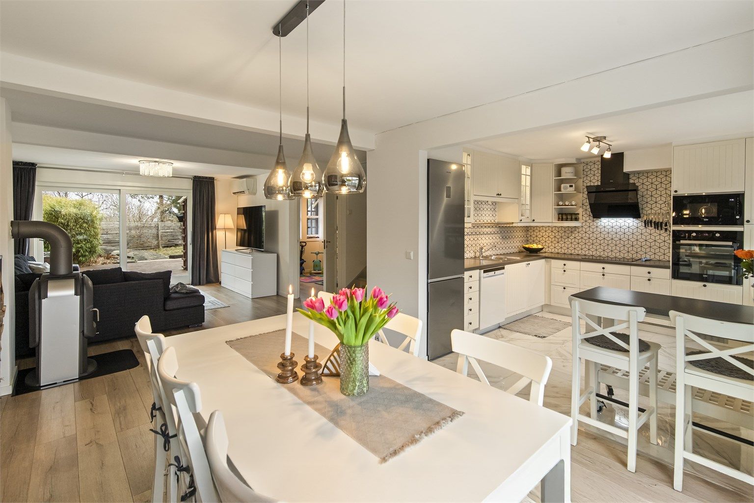 Eiendommen ligger i et populært og barnevennlig boligområde på Hem, mellom Sandefjord og Larvik.