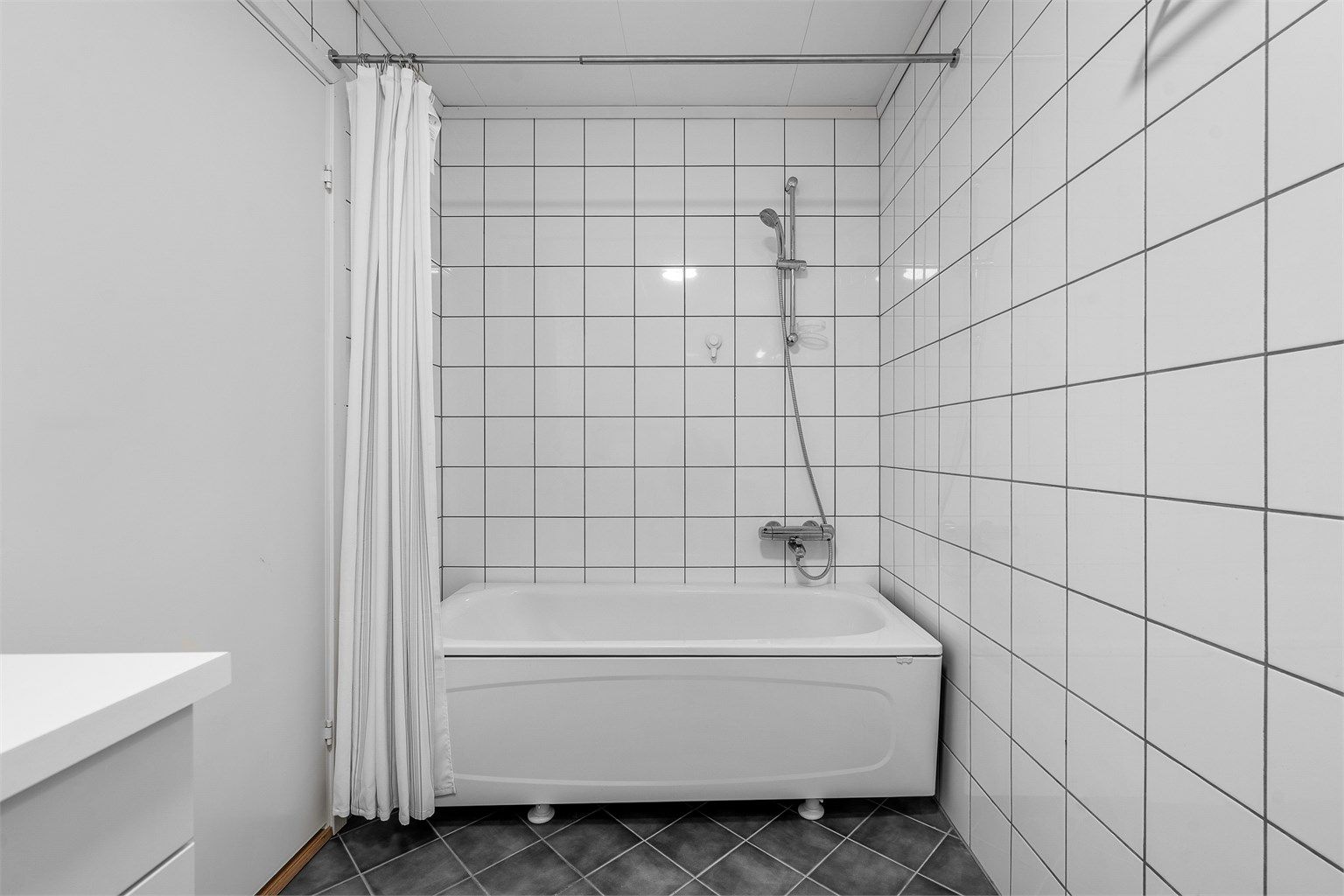 Badet har også badekar. 