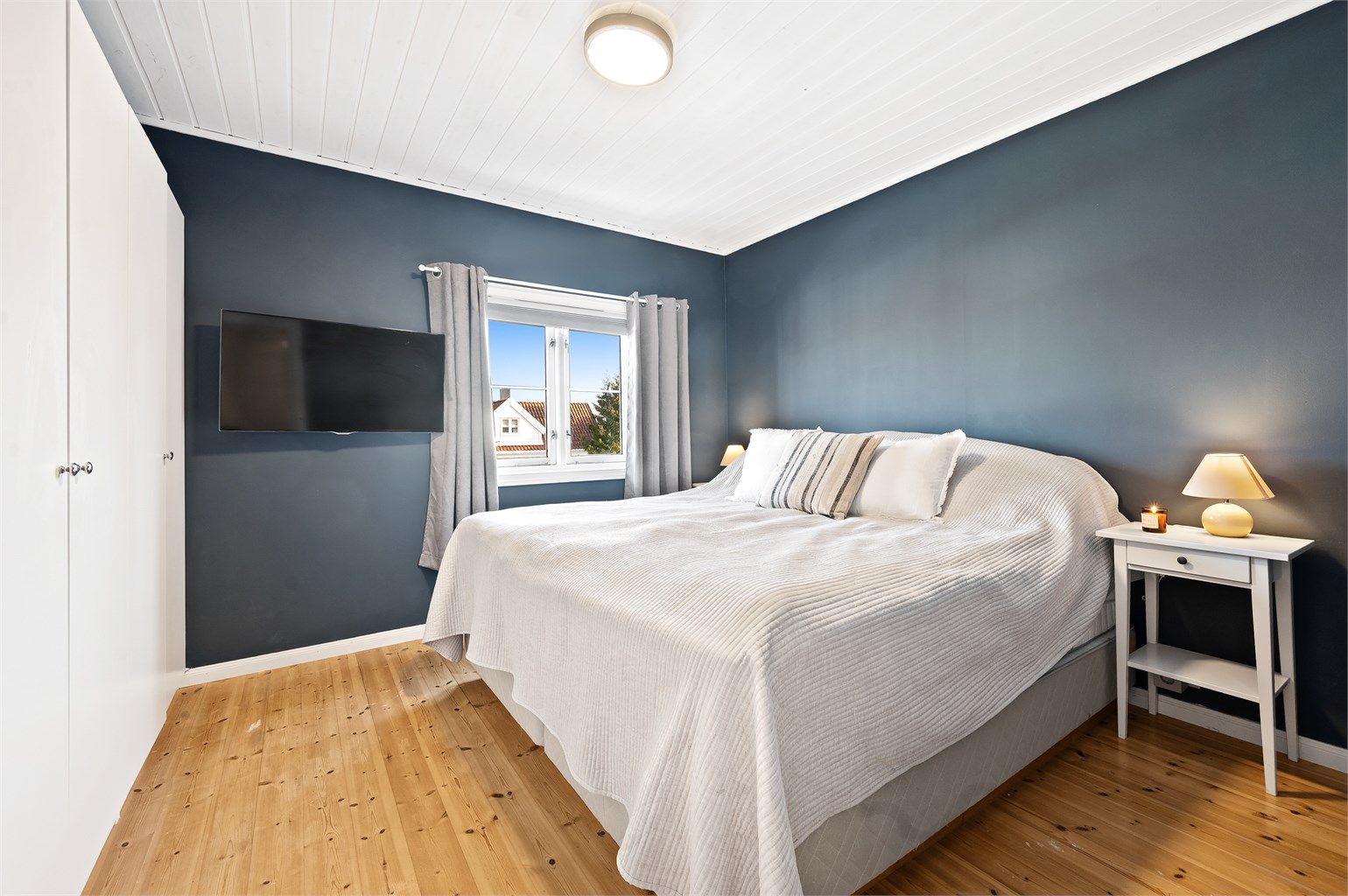 Romslig soverom i første etasje med god plass til dobbeltseng og garderobeskap.