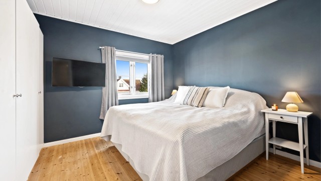 Romslig soverom i første etasje med god plass til dobbeltseng og garderobeskap.