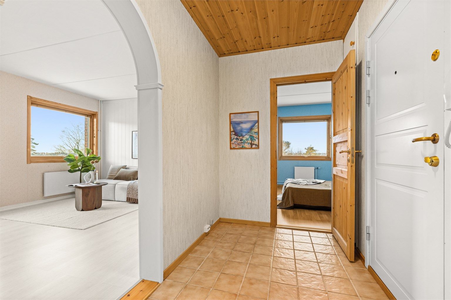 I gangen er det fliser på gulv, strie på vegger og panel i tak. Det er callinganlegg. Entrédør i brannklasse B30 og lydklasse 35dB.