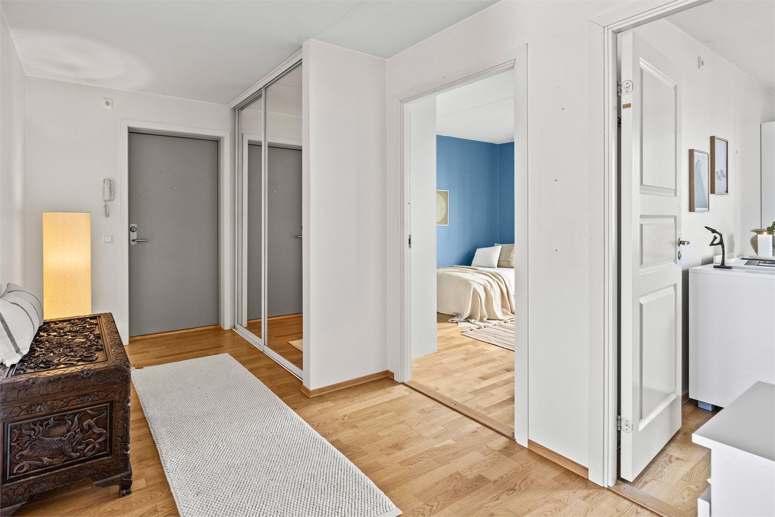 Det er også skyvedrøsgarderobe i gangen.