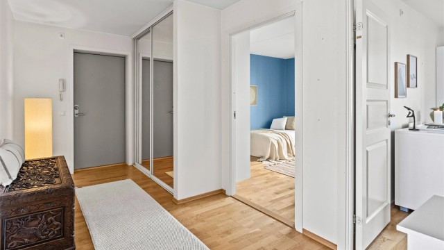 Det er også skyvedrøsgarderobe i gangen.