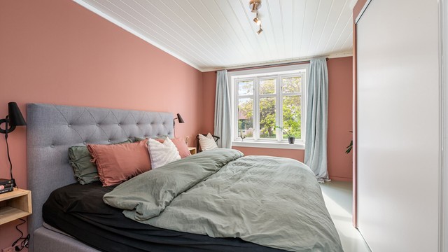 Rommet har plass til dobbeltseng og garderobeløsning.
